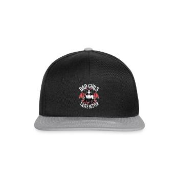 Bad Girls Taste Better! Goth Gothic Emo Baddie - Snapback Cap - Schwarz/Grau - Vorne