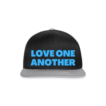 Liebt einander - Christliche Zitate - Snapback Cap - Schwarz/Grau - Vorne