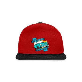 DDR himmelblauer Trabi/, Zwei Takte reichen - Snapback Cap - Rot/Schwarz - Vorne