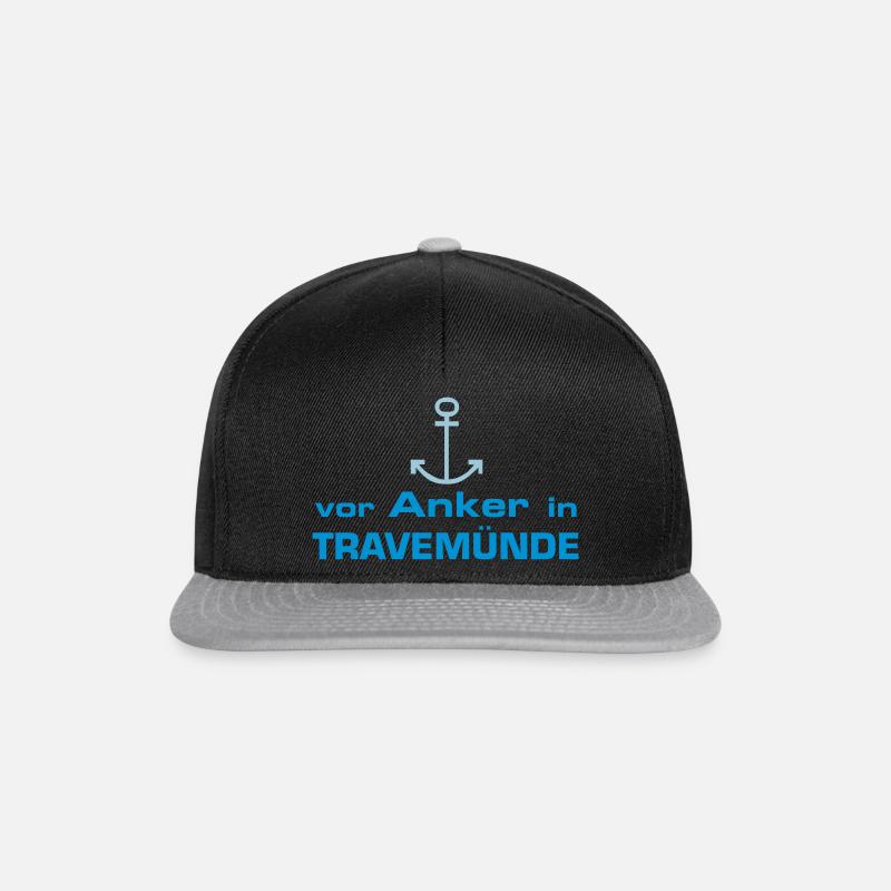 (Lübeck) -Travemünde: Anker Vor Anker in ... - Snapback Cap - Schwarz/Grau