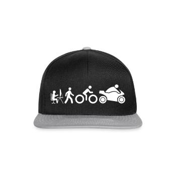 Evolution eines sitzenden Homosapiens zum Biker - Snapback Cap - Schwarz/Grau - Vorne