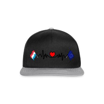 Cardio Heart mit Flagge Luxemburg, Europa - Snapback Cap - Schwarz/Grau - Vorne