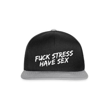 « Fuck Stress Have Sex » - Écriture au pinceau blanc - Casquette snapback - noir/gris - Devant