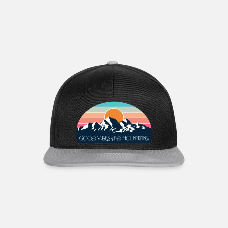 Good Vibes and Mountains Retro - Snapback Cap - Schwarz/Grau