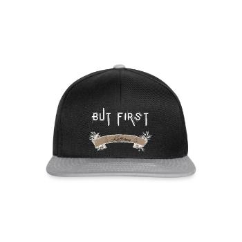 Spruch: "But first Käffchen" - Erst einmal Kaffee - Snapback Cap - Schwarz/Grau - Vorne