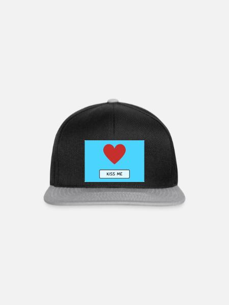 Kiss Me mit Herz - Snapback Cap - Schwarz/Grau