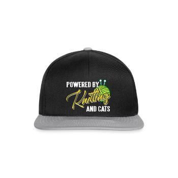 Powered by Knitting and Cats Humor Life - Snapback Cap - Schwarz/Grau - Vorne