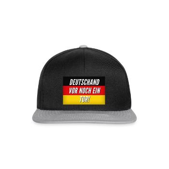 WM Design "Deutschland vor noch ein Tor!" - Snapback Cap - Schwarz/Grau - Vorne