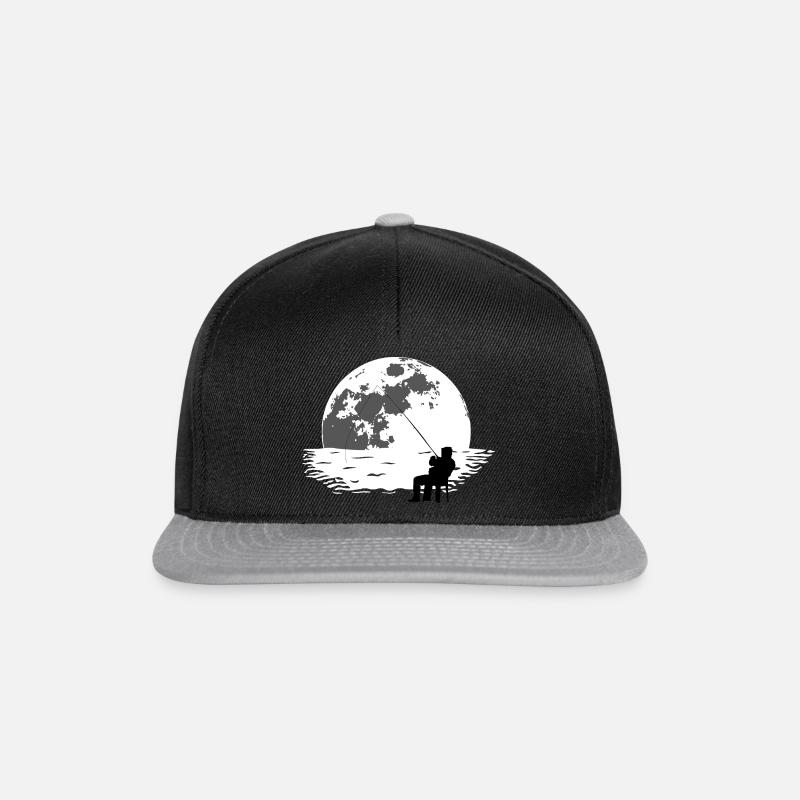 Angler sitzt im Mondschein - Snapback Cap - Schwarz/Grau