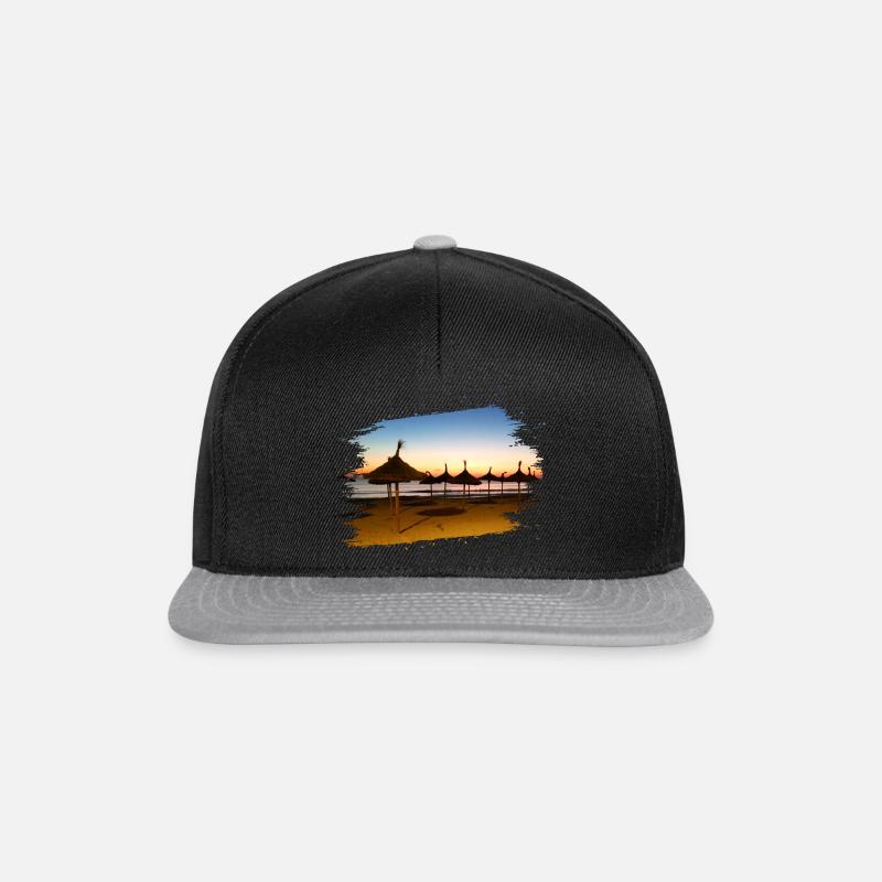 Mallorca - Sommerstrand in der Abendsonne - Snapback Cap - Schwarz/Grau