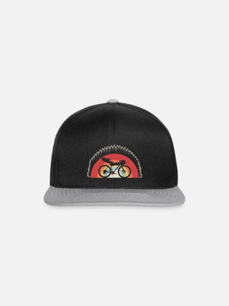 Bikpacking Radreisen Gravelbike Fahrrad Geschenk - Snapback Cap - Schwarz/Grau