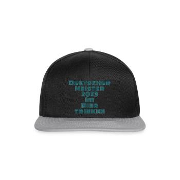 Deutscher Meister 2023 im Bier trinken - Snapback Cap - Schwarz/Grau - Vorne