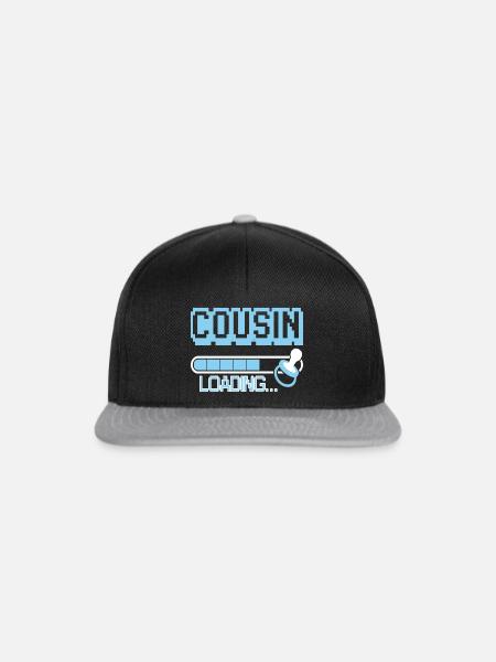 Cousin Geschenk - Snapback Cap - Schwarz/Grau