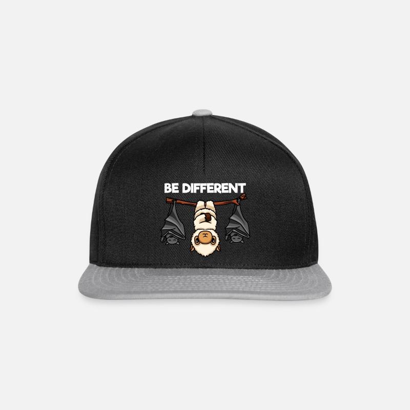Be Different Llama mit Fledermäusen - Snapback Cap - Schwarz/Grau