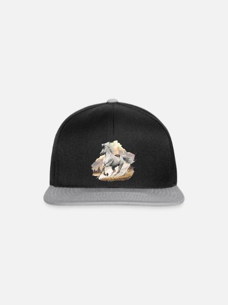 Hoch springendes Pferd in Berglandschaft - Snapback Cap - Schwarz/Grau