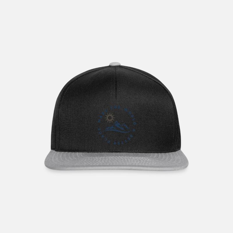 Bergmotiv mit Spruch - Snapback Cap - Schwarz/Grau