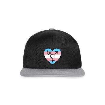 Herz mit Fahne - Transsexualität - Snapback Cap - Schwarz/Grau - Vorne