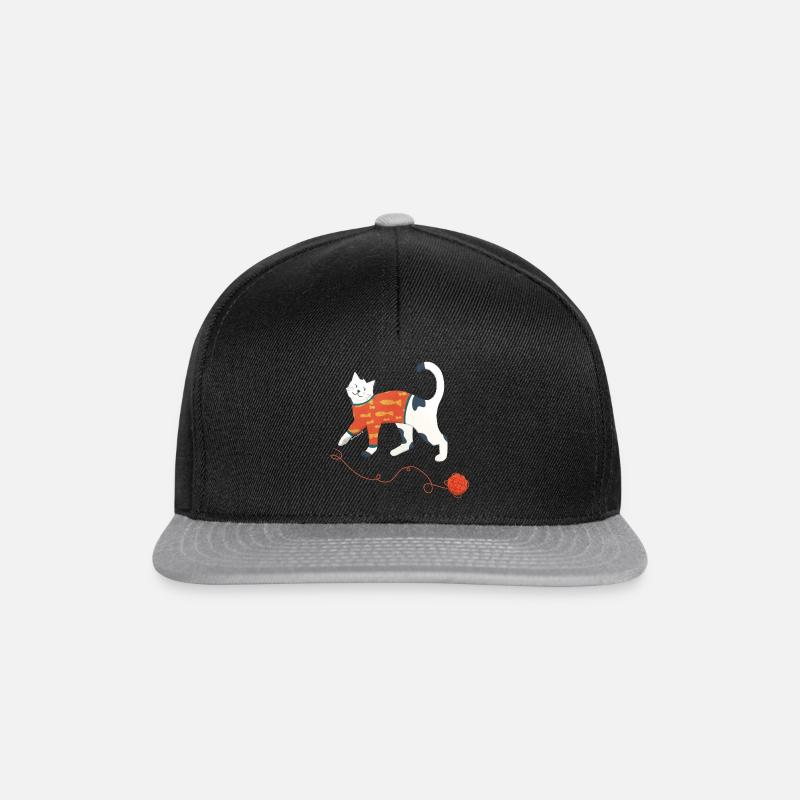 Katze im Pullover spielt mit einem Wollknäuel - Snapback Cap - Schwarz/Grau