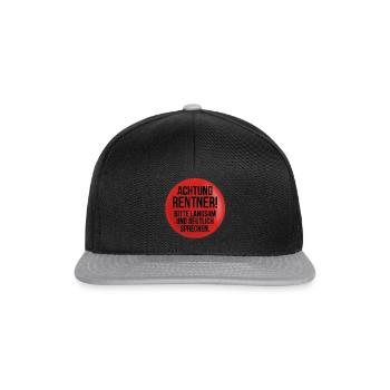 Achtung Rentner - Lustiges Rentner Geschenk - Snapback Cap - Schwarz/Grau - Vorne