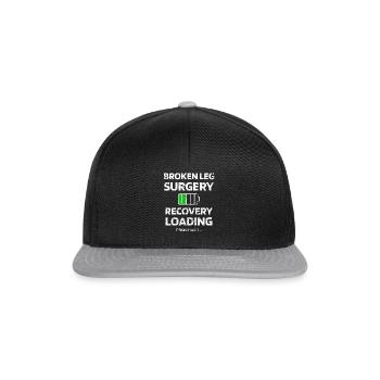 Gebrochenes Bein Operation Genesungsgeschenk - Snapback Cap - Schwarz/Grau - Vorne