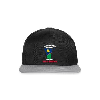 Brauche keine Therapie - Ich muss nur nach Namibia - Snapback Cap - Schwarz/Grau - Vorne