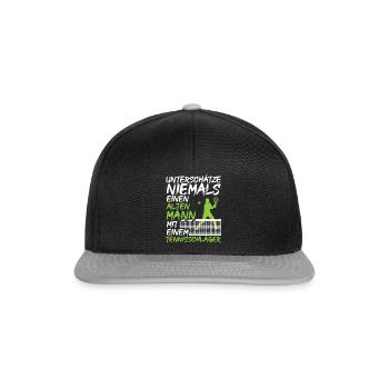 Alter Mann mit einem Tennisschläger | Tennis Shirt - Snapback Cap - Schwarz/Grau - Vorne