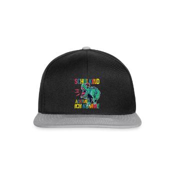 Schulkind Achtung Ich Komme - Dino Schulanfang - Snapback Cap - Schwarz/Grau - Vorne