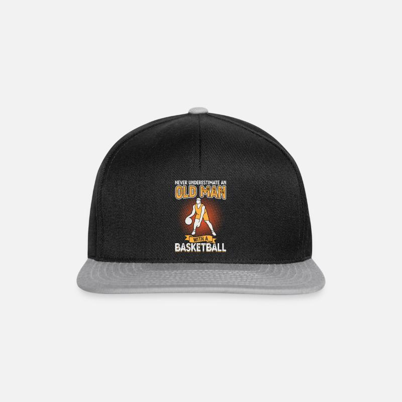 Never underestimate an old man with a basketball - Snapback Cap - Schwarz/Grau