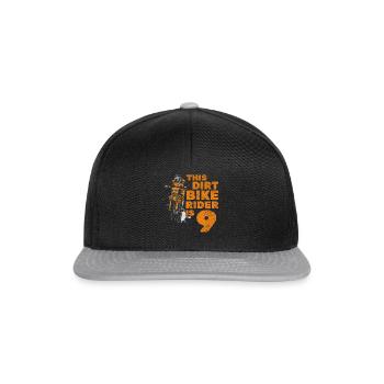 Dieser kleine Dirtbike-Fahrer ist Motocross zum 9. - Snapback Cap - Schwarz/Grau - Vorne