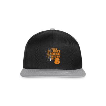 Ce petit pilote de dirt bike est un garçon de motocross - Casquette snapback - noir/gris - Devant