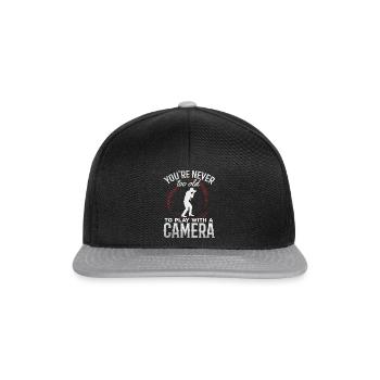 Du bist nie zu alt, um mit einem Kamerafotografen - Snapback Cap - Schwarz/Grau - Vorne