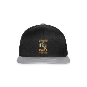 Unterschätze niemals Papa mit einem Fotoapparat - Snapback Cap - Schwarz/Grau - Vorne