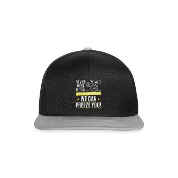 Leg dich nie mit einem Fotografen an, wir können - Snapback Cap - Schwarz/Grau - Vorne