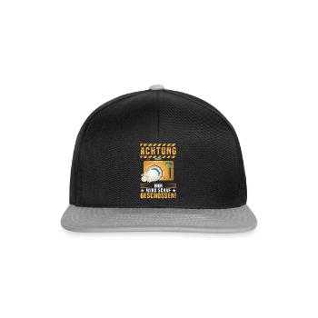 Fotografie Achtung Schafe werden hier geschossen - Snapback Cap - Schwarz/Grau - Vorne