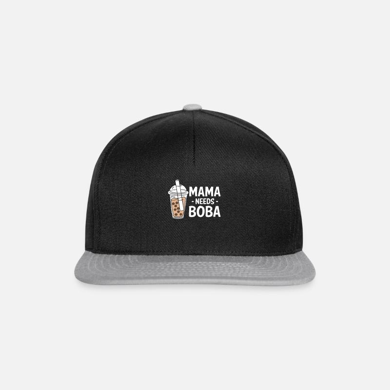 Mama Needs Boba Shirt Geschenk - Snapback Cap - Schwarz/Grau