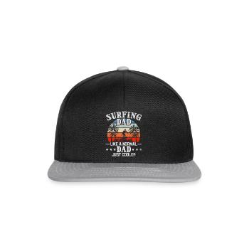 Surfing Dad wie ein normaler Vater Just Cooler I - Snapback Cap - Schwarz/Grau - Vorne
