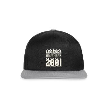 Legenden werden im November 2001 geboren.Geschenkjubiläum - Snapback Cap - Schwarz/Grau - Vorne