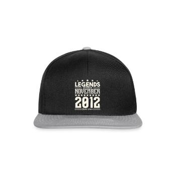 Legenden werden im November 2012 geboren.Geschenkjubiläum - Snapback Cap - Schwarz/Grau - Vorne