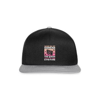 Hand Me My Camera The Queen ... Shirt Geschenk - Snapback Cap - Schwarz/Grau - Vorne