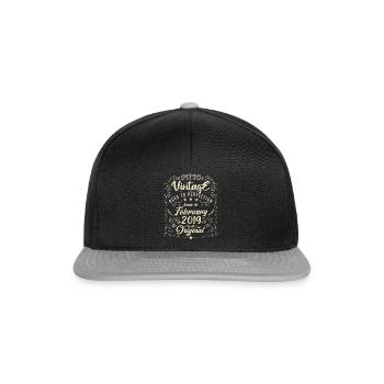 Jahrgang Geboren im Februar 2019 Jubiläum Februar - Snapback Cap - Schwarz/Grau - Vorne
