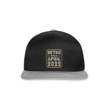 Geburtstag April 2022 Retro Geschenk - Snapback Cap - Schwarz/Grau - Vorne