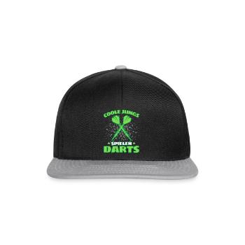 COOLE JUNGS SPIELEN DARTS! Dart Dartspieler Darts - Snapback Cap - Schwarz/Grau - Vorne