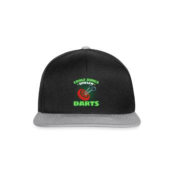 COOLE JUNGS SPIELEN DARTS! Dart Dartspieler Darts - Snapback Cap - Schwarz/Grau - Vorne