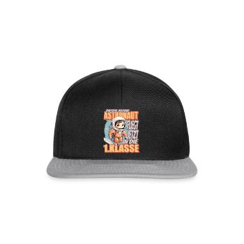 Dieser Kleine Astronaut fliegt jetzt in die erste - Snapback Cap - Schwarz/Grau - Vorne