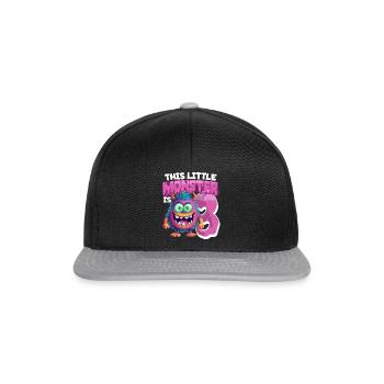 Ce petit monstre a 3 - trois ans - 3. - Casquette snapback - noir/gris - Devant