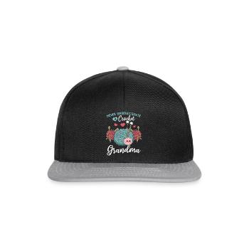 Crocheting Grandma - Never underestimate a crochet - Snapback Cap - Schwarz/Grau - Vorne