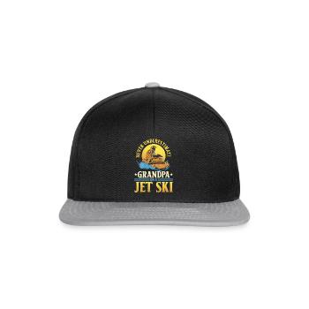 Never underestimate Grandpa on a jet ski - Grandpa - Snapback Cap - Schwarz/Grau - Vorne
