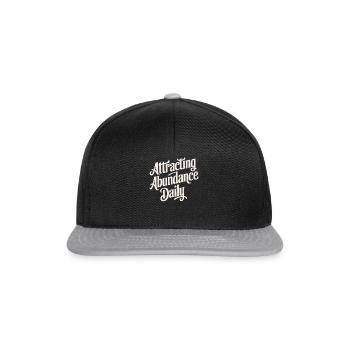 Tägliche Fülle Anziehen Manifestieren Zitat - Snapback Cap - Schwarz/Grau - Vorne