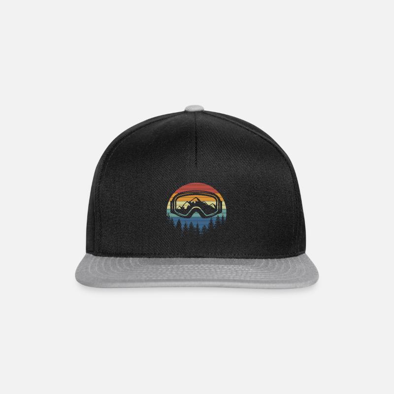 Snowboard mit Bergen und Vintage Sunset - Snapback Cap - Schwarz/Grau