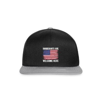Immigrants are welcome Immigration lovers - Snapback Cap - black/grey - Front